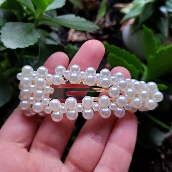 New Gold Faux Pearl Hair Clip - Picture 2 of 3